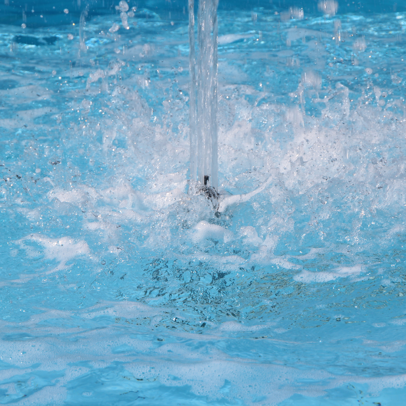 sprudelndes, klares Wasser aus einer Fontäne