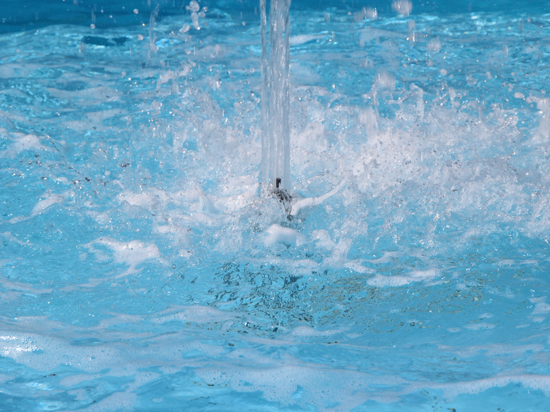 sprudelndes, klares Wasser aus einer Fontäne