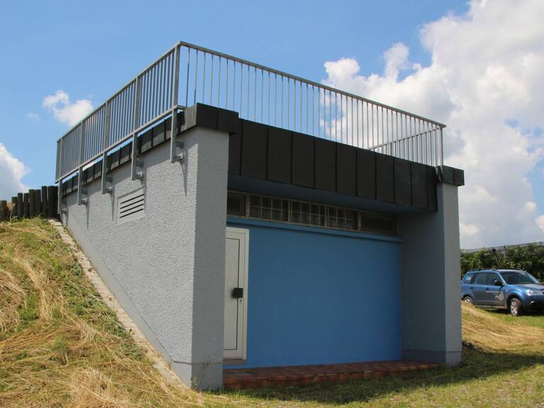 Ein in einem Hang eingelassenes Gebäude ist zu sehen, der Hochbehälter von Bavendorf