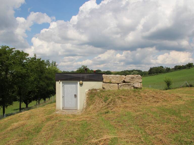Ein in einem Hang eingelassenes Gebäude ist zu sehen, das Pumpwerk von Wammeratswatt